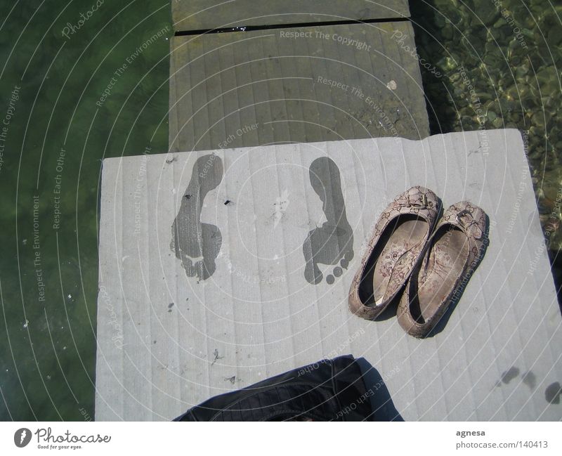 Vergängliche Spuren Fuß Schuhe Wasser nass Fußspur Bodensee Rhein Beton Tanzschuhe