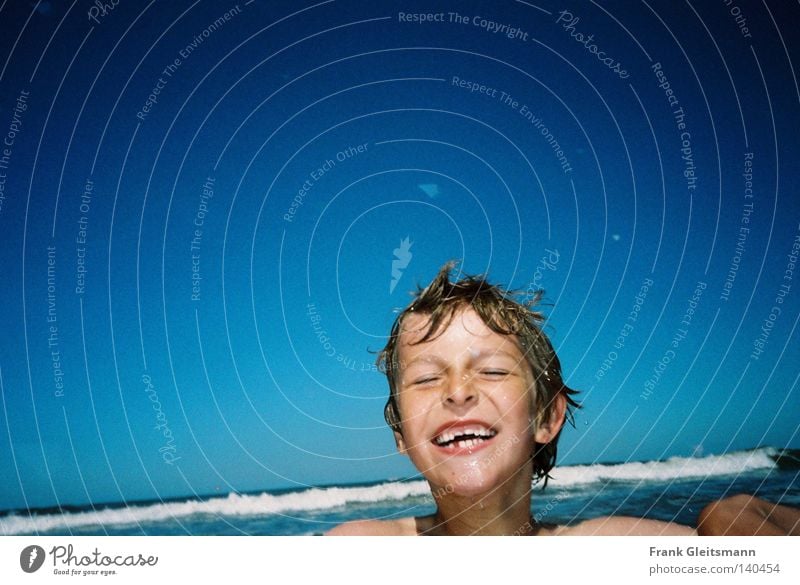Freude Meer blau Ferien & Urlaub & Reisen Junge lachen Kind Wellen nass kalt Nordsee Glück Schönes Wetter strahlend weiße Zähne Schwimmen & Baden