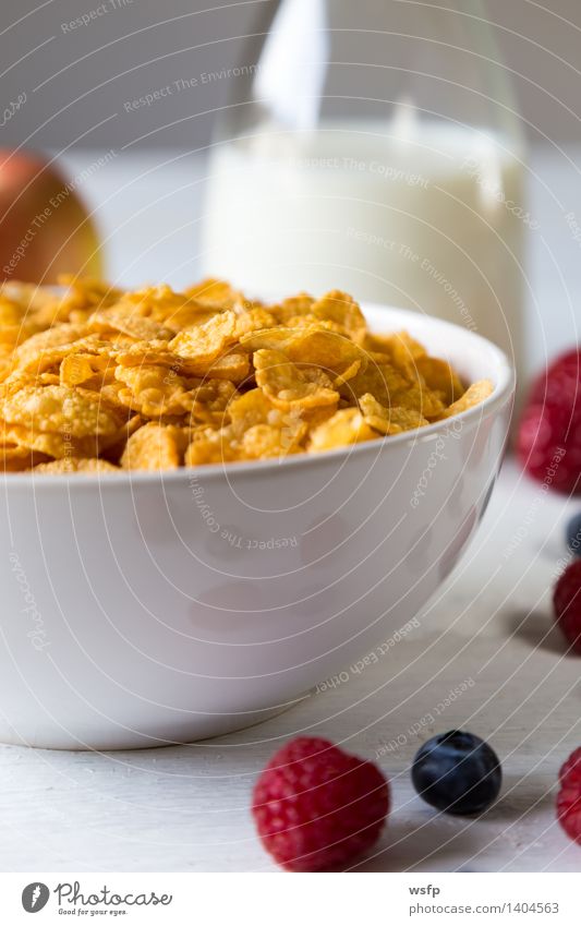 Cornflakes in einer Schale Frucht Apfel Frühstück Milch Schalen & Schüsseln Holz Frühstücksflocken Flocke Blaubeeren Zerealien Himbeer Müsli Erdbeeren Korn