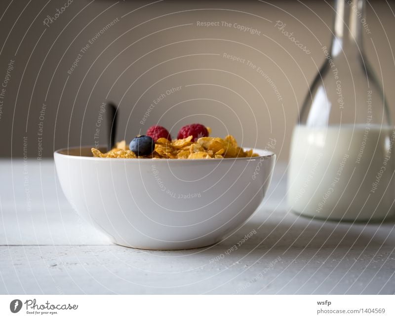 Cornflakes in einer Schale Frucht Apfel Frühstück Milch Schalen & Schüsseln Holz Frühstücksflocken Flocke Querschnitt Blaubeeren Zerealien Himbeer Müsli