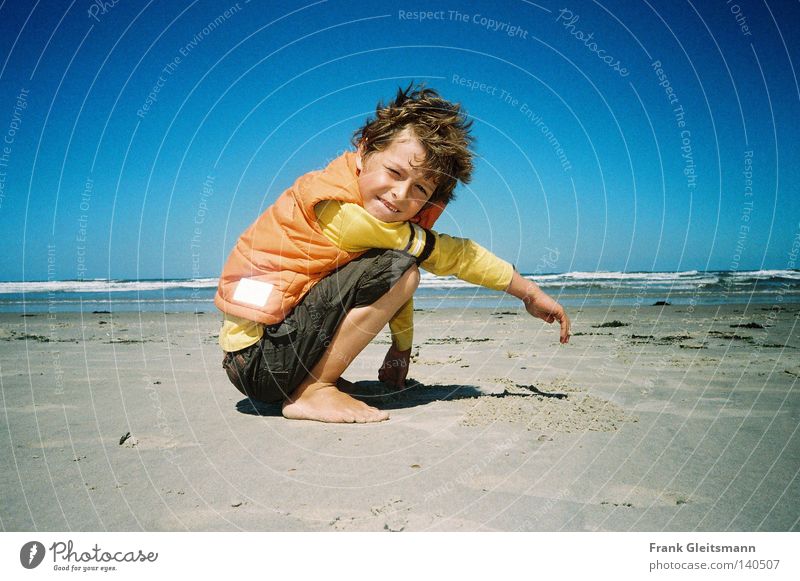 Farben Meer blau Ferien & Urlaub & Reisen Sand Strand Reisefotografie Junge lachen Kind Sturm Wind Nordsee Schönes Wetter Blauer Himmel Küste Lachen Kind