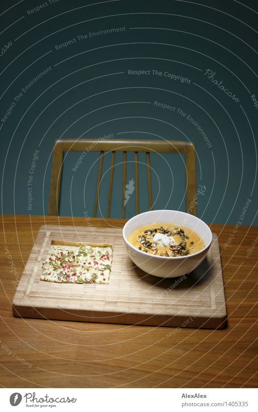 Mahlzeit Lebensmittel Suppe Schalen & Schüsseln Flammkuchen Stuhl Tisch Holztisch Schneidebrett Abendessen Essen ästhetisch außergewöhnlich einfach Flüssigkeit