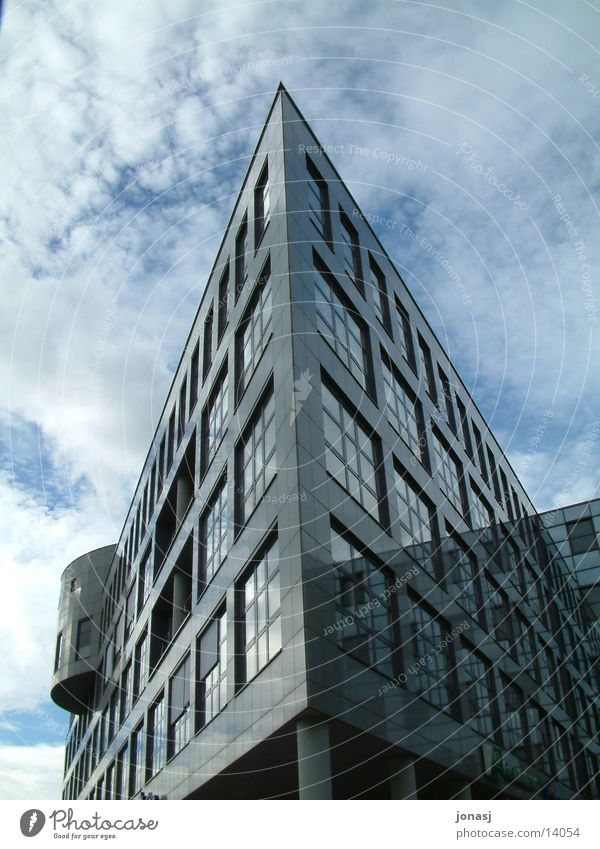 AOK Gebäude in Ulm Wolken Fenster Architektur Perspektive Himmel Reflektionen