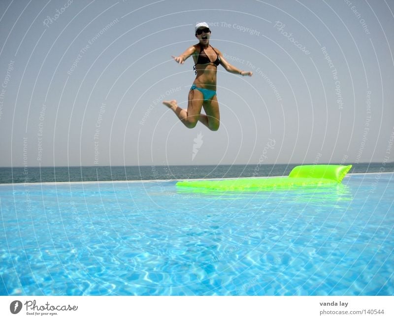 Hoch hinaus Sommer Schwimmbad Ferien & Urlaub & Reisen Wasser Meer Schwimmen & Baden Bikini springen Luft Freude schön dünn Frau schreien fliegen Körper