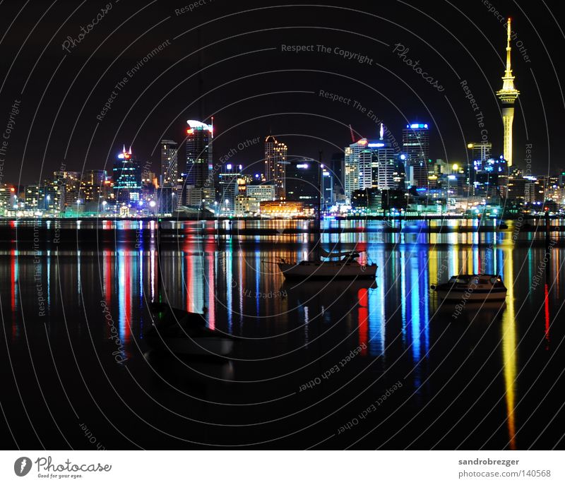 auckland@night Auckland Neuseeland Nacht Meer Spiegel Reflexion & Spiegelung ruhig Stadt Sky Tower Wasserfahrzeug Hochhaus rot gelb weiß Nachtaufnahme