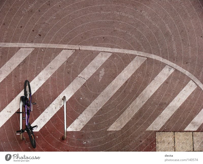 Fahrrad Beton Verkehrswege bombig Stab Streifen lehnen Boden Vogelperspektive