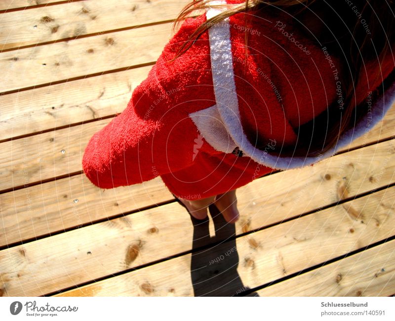 red coat Haare & Frisuren Freizeit & Hobby Mensch Frau Erwachsene Fuß Stoff Holz Streifen dunkel hell rot weiß Bademantel Außenaufnahme Barfuß stehen