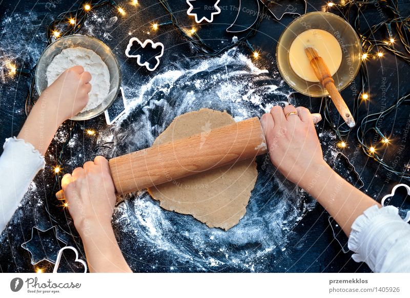 Frau, die Teig für Weihnachtsplätzchen macht Tisch Küche Mensch Mädchen Erwachsene Hand 2 machen geschnitten Teppichmesser Ei Mehl Lebkuchen gebastelt kneten