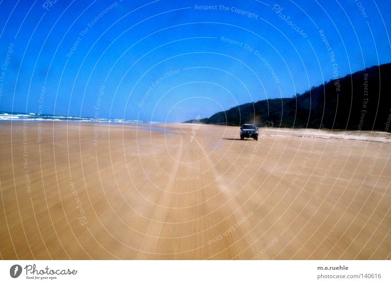 verfolgt Australien Strand Fraser Island Geländewagen verfolgen Bucht Spuren Blauer Himmel Küstenstraße Sommer four-wheel-drive Jeep Verfolgung Strandfahrt