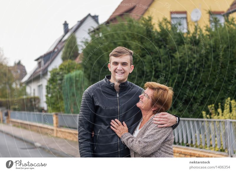 glücklicher junger Erwachsener mit seiner Großmutter Freude Glück Garten Ruhestand Frau Mann Familie & Verwandtschaft Straße alt Lächeln Liebe Umarmen