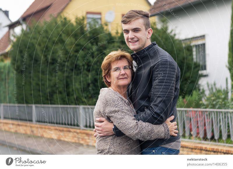 glücklicher junger Erwachsener mit seiner Großmutter Freude Glück Garten Ruhestand Frau Mann Familie & Verwandtschaft Straße alt Lächeln Liebe Umarmen