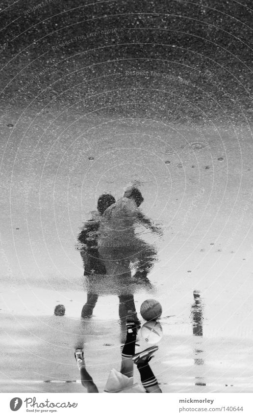 Rainwarriors Fußball Ball Sport Regen Wassertropfen Tropfen Straße Pfütze dribbeln Trick Gegner Angriff Feindschaft Sportveranstaltung Konkurrenz Strümpfe