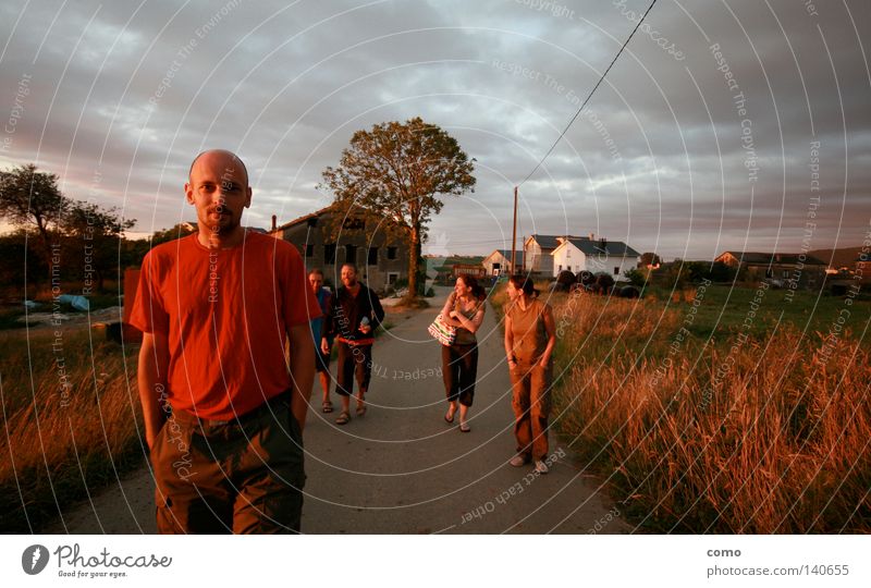Vamos Torres! Wege & Pfade Spanien Herberge Sonnenuntergang Mensch Menschengruppe Glück wandern lachen Feld Sandale rot Bekleidung Wolken Zufriedenheit laufen