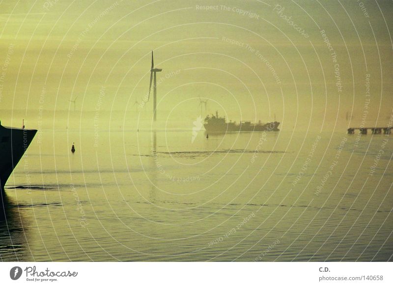 Fähre Morgen Meer Wasser Nebel Himmel grau schwarz Rostock Warnemünde Wasserfahrzeug