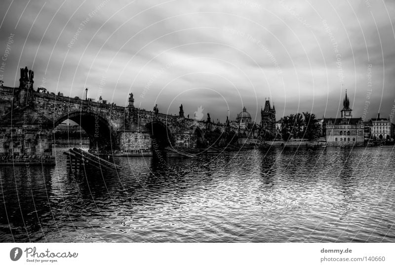 Karluv most Prag Wolken Moldau Tschechien Karlsbrücke Stadt schwarz weiß Statue Wahrzeichen Bekanntheit Säule Brücke historisch prague Regen Wetter Wasser Fluss