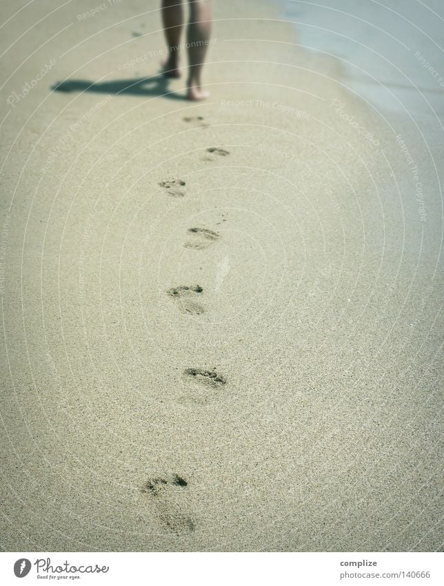 Deine Spuren im Sand (Italo Boot Mix) Strand Sandstrand Barfuß Spaziergang Ferien & Urlaub & Reisen Silhouette Wellness Sommer Süden Traumstrand Fußspur Frau