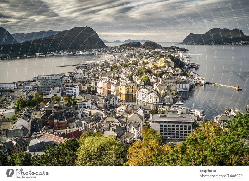 Alesund, Norge Fjord Kleinstadt Haus Sehenswürdigkeit Identität Norwegen Norwegen 2015 Polarmeer Farbfoto Außenaufnahme Menschenleer Tag Vogelperspektive