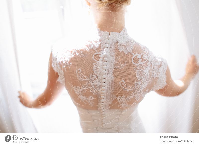 bright bride feminin 18-30 Jahre Jugendliche Erwachsene Blühend schön Hochzeit Spitze Kleid Fenster Hals Rücken Hand Gardine Farbfoto Sonnenlicht