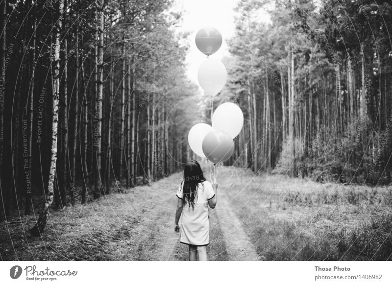 fliegen lassen. feminin Haare & Frisuren 18-30 Jahre Jugendliche Erwachsene Kreativität Luftballon Wald Baum Wege & Pfade Helium hinten laufen gehen