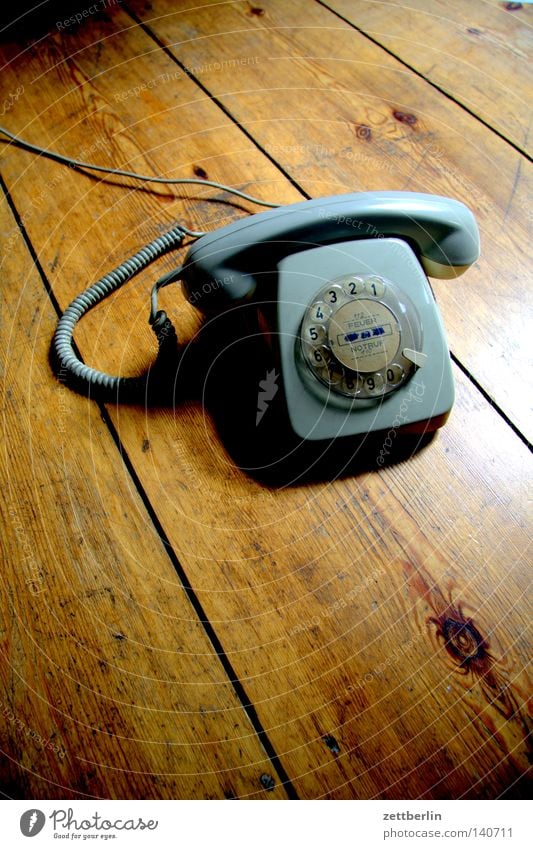 Telefoniergerät Telefonhörer Hörmuschel Telekommunikation Hand festhalten Ferne telefonisch Besprechung Kabel Verbindung Verbindungstechnik Spirale Raum