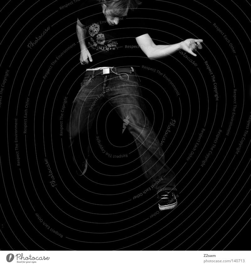 rock on springen Aktion Mann maskulin Luft schwarz weiß spontan Gürtel Griff Hand Mensch Rockmusik Gitarre luftgitarre motion Bewegung einfach Jeanshose
