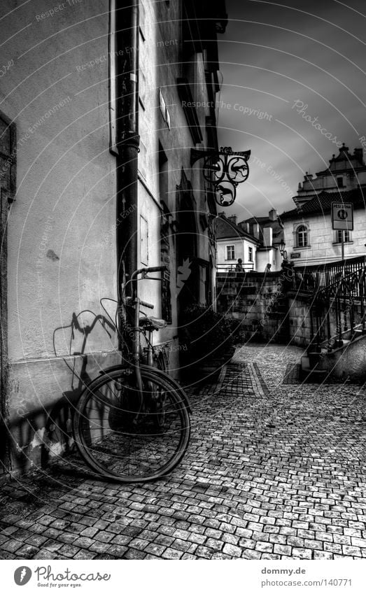 Karl&#367;v most II Prag Wolken Moldau Tschechien Karlsbrücke Stadt schwarz weiß Wahrzeichen Bekanntheit Haus Wand Fahrrad stehen Kopfsteinpflaster historisch