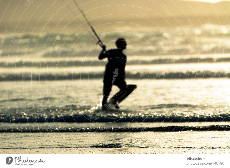 sunsetkiter See Meer Wind Sonne Sport Kiting Wassersport Aktion Sonnenuntergang Strand Spanien Lanzarote Famara Wellen Leben Lifestyle Mensch Funsport sea