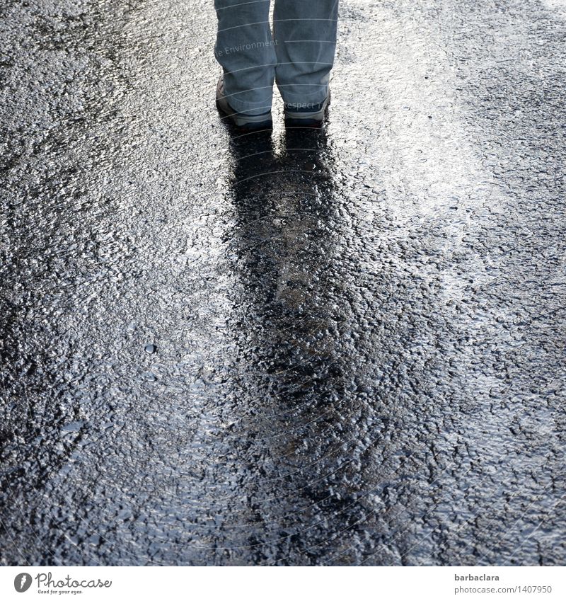 Mit beiden Beinen auf dem Boden stehen Mensch feminin Fuß 1 Erde Regen Straße Wege & Pfade Hose Wanderschuhe wandern nass grau Bewegung Erholung