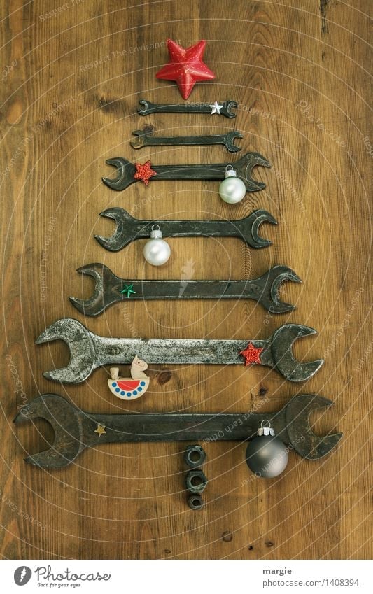 Weihnachtsbaum für Installateure: Weihnachtsbaum für Handwerker: verschieden große Schraubenschlüssel mit Weihnachtsschmuck Freizeit & Hobby Spielen Basteln