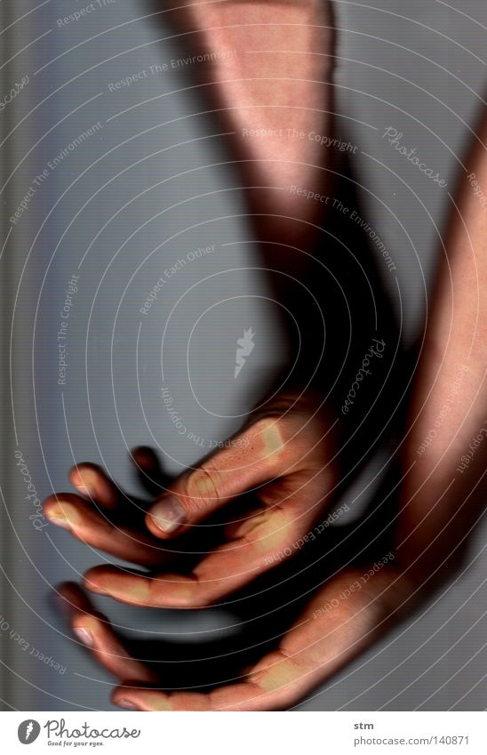 touch 9 Hand berühren Streicheln ruhen ruhig liegen grau Finger edel erfassen sensibel streichen verschwimmen Gefühle Fingerkuppe Fingerabdruck zart