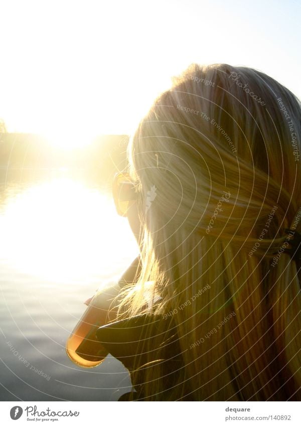 Gegen die Sonne Haare & Frisuren blond gold trinken Wasser See Teich Sonnenbrille Sommer Februar Sonnenstrahlen blenden Sonnenuntergang genießen Frau Strand