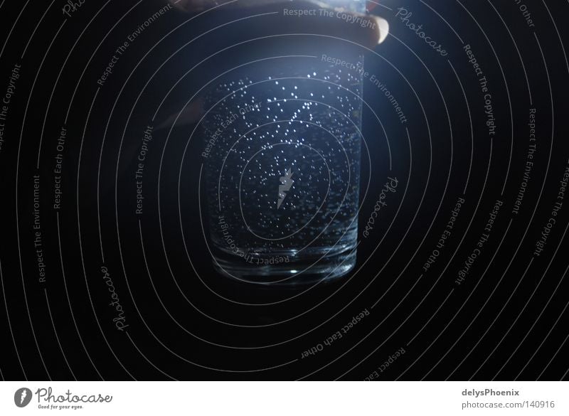 sternenhimmel im glas. Mineralwasser Glas Trinkwasser Wasser Wasserglas Flüssigkeit mystisch Getränk trinken dunkel Nacht Licht sprudelnd schwarz Kontrast