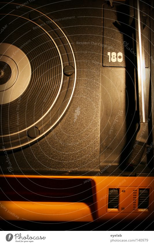 180 rpm ? Plattenteller Plattenspieler Schallplatte retro Diskjockey rund schwarz Siebziger Jahre Kinderfest drehen Drehung liegen passieren Präsentation hören