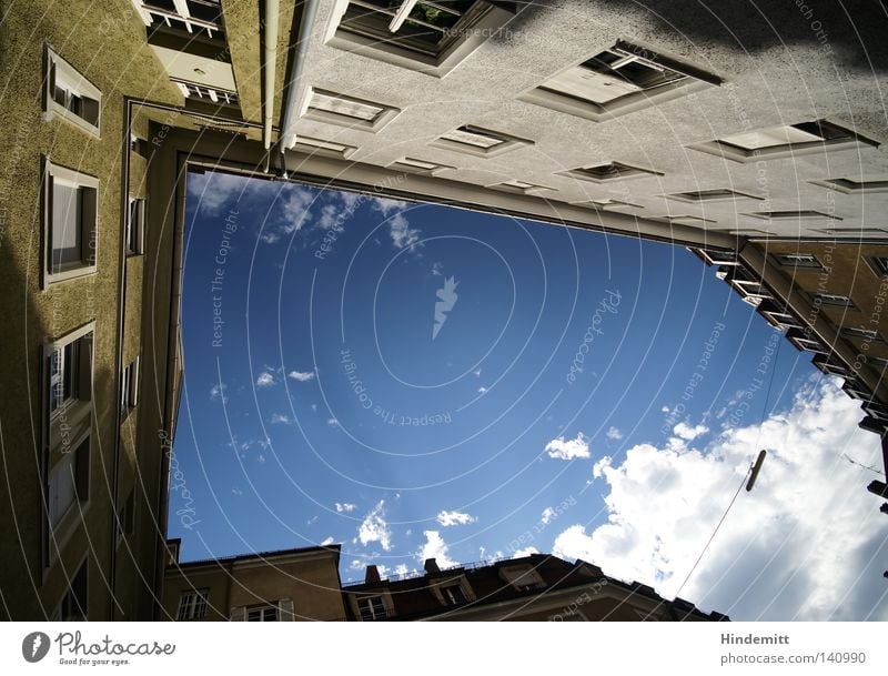 LOKALKOLORIT | Sackgasse? Haus Fenster Straßenbeleuchtung Laterne Stahlkabel Wolken Himmel Schönes Wetter bedeckt blau weiß Bayern München Fensterbrett