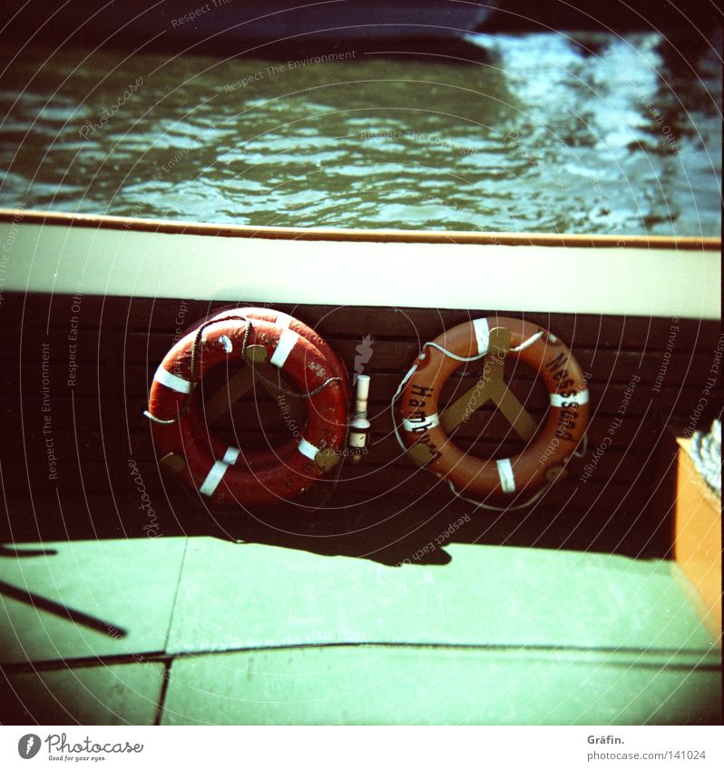 Überbordspringer Zurückholer Holga Mittelformat Wasserfahrzeug fahren Rettungsring Unfall ertrinken retten Retter Wellen rot Hafen Lomografie über Bord fallen