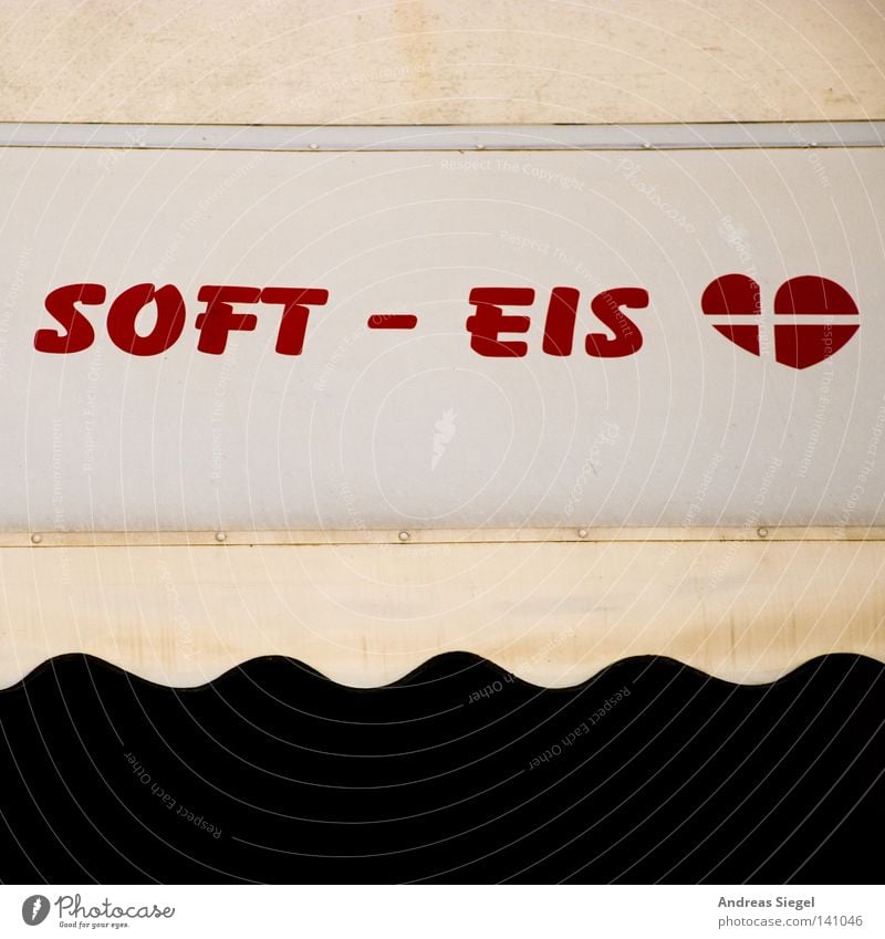 SOFT - EIS Speiseeis Softeis Erfrischung Sommer Physik transpirieren Schweiß Ladengeschäft Eisdiele Wetterschutz Sonnensegel Haus Werbung Schriftzeichen rot