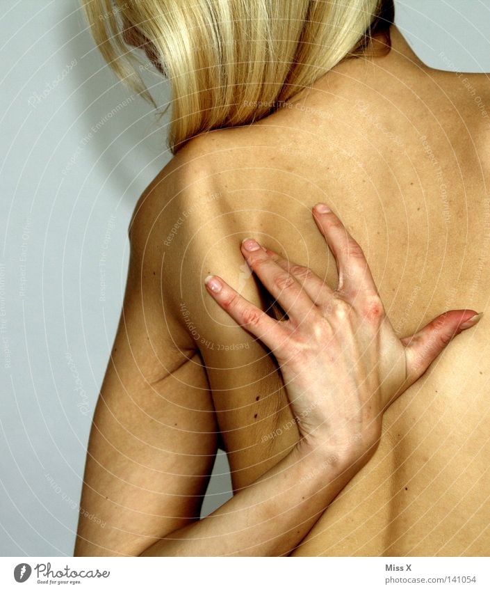 Rückenschmerzen Haut Frau Erwachsene Arme Hand blond nackt Schmerz Schulter Massage Wellness Farbfoto Innenaufnahme Akt Oberkörper Rückansicht Wegsehen