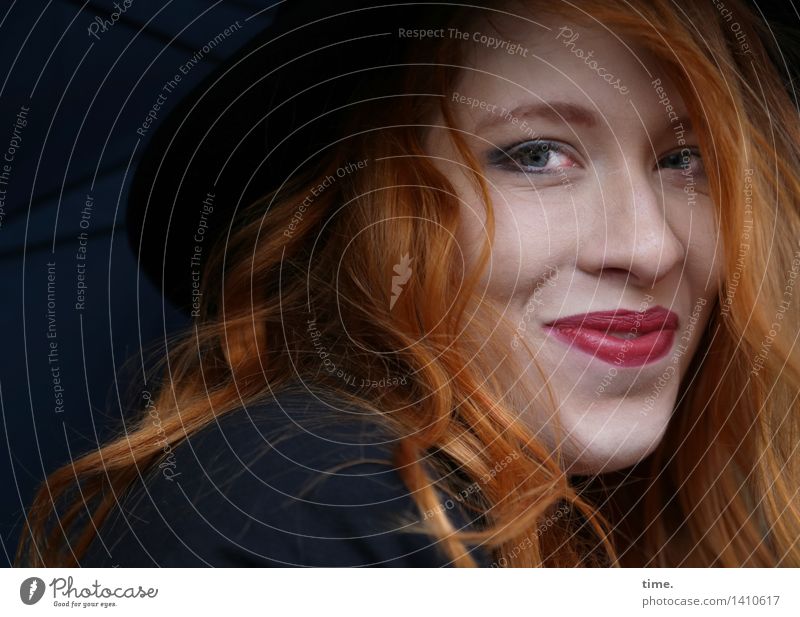 Anastasia feminin 1 Mensch Jacke Regenschirm Hut rothaarig langhaarig beobachten Lächeln Blick Freundlichkeit Fröhlichkeit schön Glück Zufriedenheit