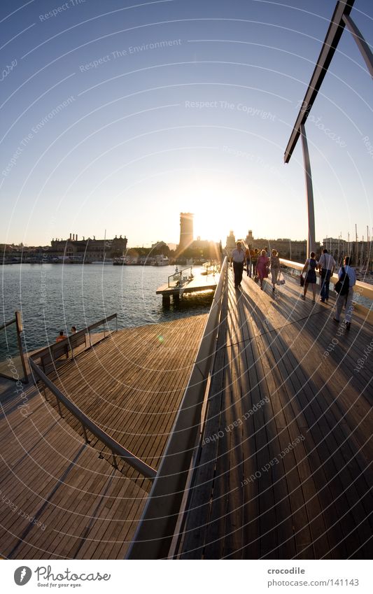Barcelona III Brücke Meschen Hafen Spanien Säule Schatten Sonne Stern Gegenlicht gehen Leben Holz Holzbrett Meer Haus Hochhaus Mann Panorama (Aussicht) Schwäche