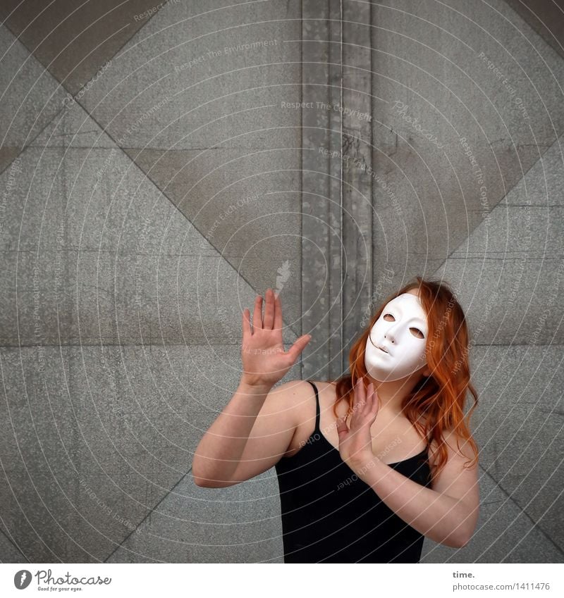 . feminin 1 Mensch Kunst Künstler Schauspieler Tänzer Maske Mauer Wand Tür T-Shirt rothaarig langhaarig Metall Bewegung Kommunizieren Blick Tanzen träumen