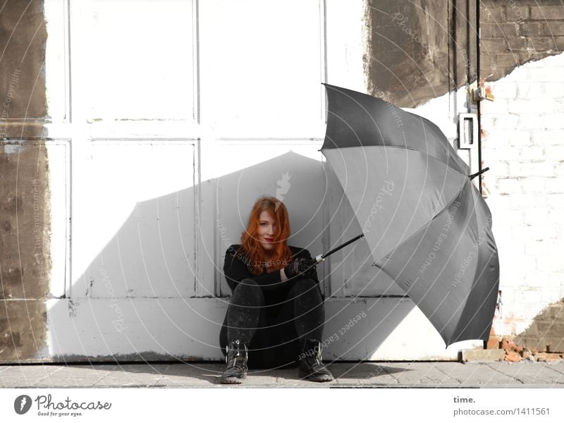 . feminin 1 Mensch Mauer Wand Tür Regenschirm rothaarig langhaarig beobachten Denken Lächeln Blick sitzen warten listig schön Zufriedenheit Vertrauen Sicherheit