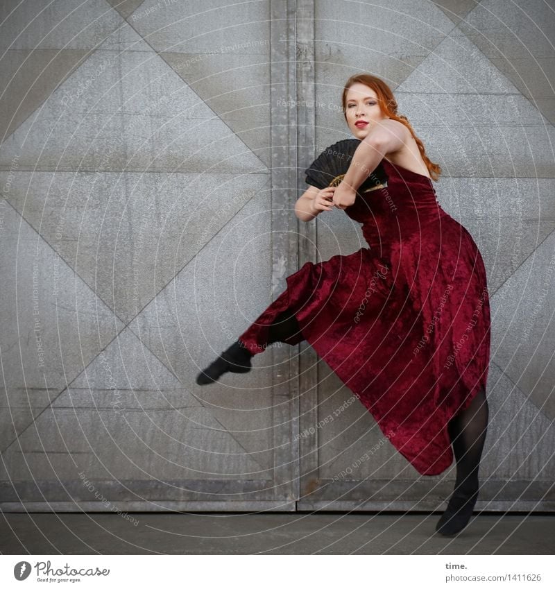 Anastasia feminin 1 Mensch Theaterschauspiel Tänzer Balletttänzer Mauer Wand Tür Kleid rothaarig langhaarig Zopf Fächer beobachten Blick Tanzen tragen