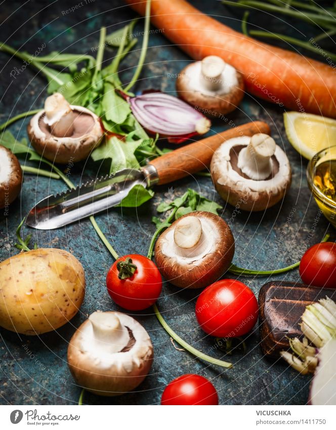 Frisches Gemüse und Gemüseschäler Lebensmittel Ernährung Bioprodukte Vegetarische Ernährung Diät Stil Gesunde Ernährung Tisch Design Gemüsegerichte