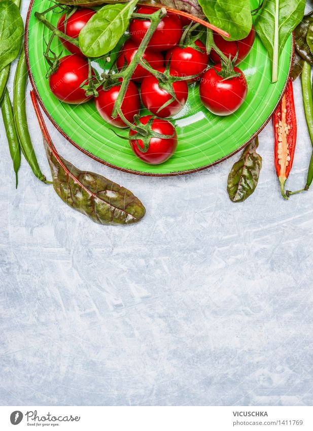Frische Tomaten in grünem Teller Lebensmittel Gemüse Salat Salatbeilage Ernährung Mittagessen Festessen Bioprodukte Vegetarische Ernährung Diät Stil Design