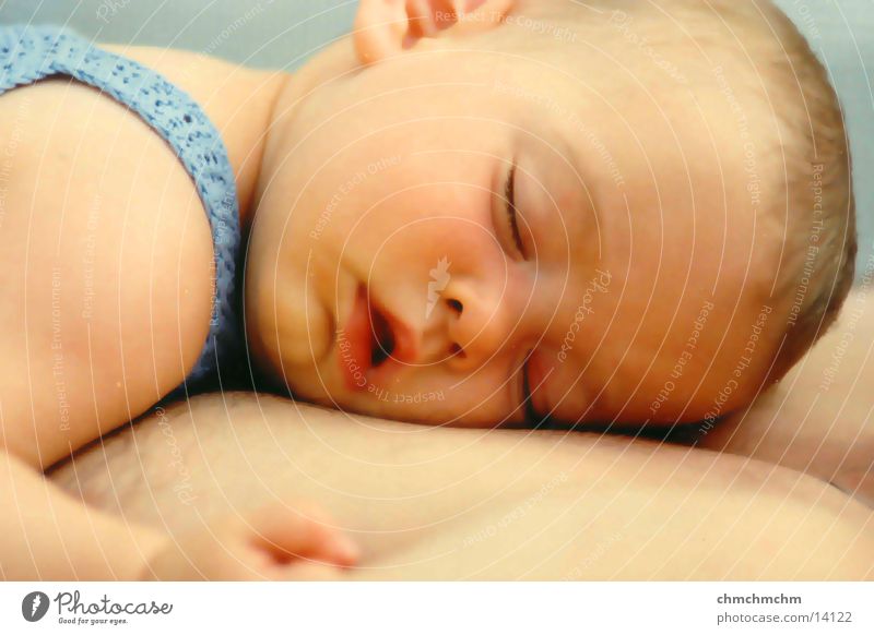 _sleeping Baby schlafen Kind Saarah auf Bauch