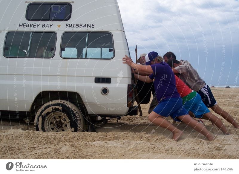 schieben Geländewagen Sommer Australien Sand hängenbleiben Mann Panne Ausflug Männerhand Kraft Funsport Jeep Weltreise stecken bleiben gemeinsam sind wir stark