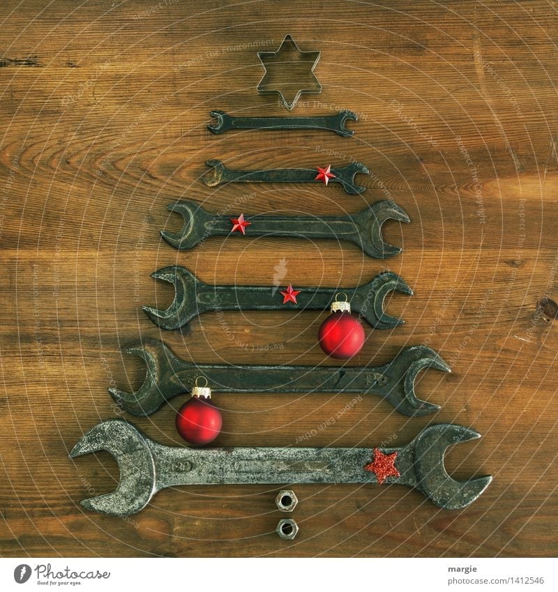 Weihnachtsbaum: verschieden große Schraubenschlüssel mit rotem Weihnachtsschmuck Freizeit & Hobby Basteln Feste & Feiern Weihnachten & Advent Beruf Handwerker