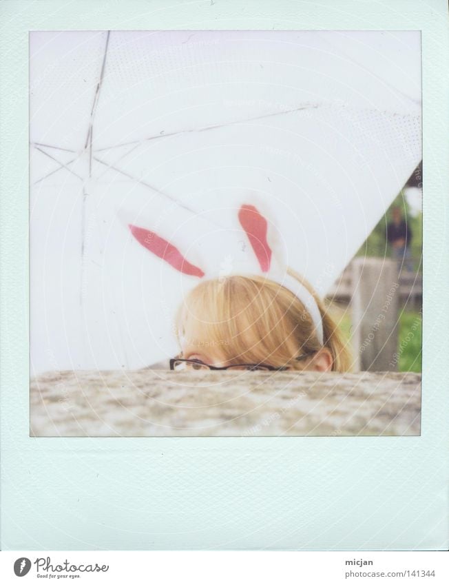HH08.2 - Mümmelfrau Hase & Kaninchen Freude süß niedlich verstecken Ohr Tier Regenschirm Schirm weiß Granit Block Steinblock aufgeklappt Polaroid