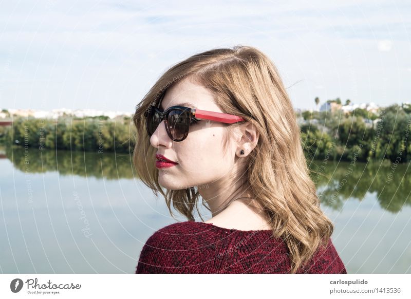 # 1413536 schön feminin Junge Frau Jugendliche Erwachsene Gesicht Mensch 18-30 Jahre Natur Landschaft Baum Park Fluss Pullover Sonnenbrille blond Coolness