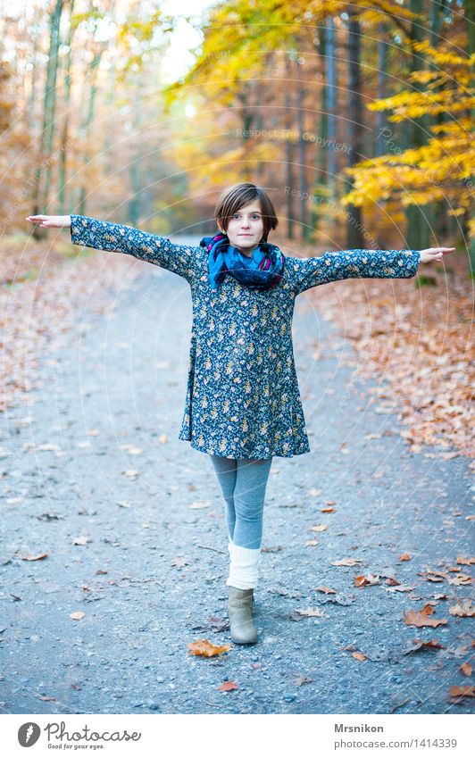 ... Mädchen Kindheit Jugendliche Leben 1 Mensch 8-13 Jahre Blick Herbst herbstlich Herbstwald Herbstlaub stehen drehen Tanzen Stulpe Kleid mädchenhaft